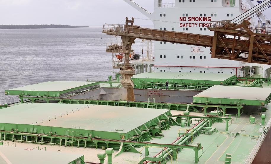 Mais um grande navio graneleiro atraca no Corredor de Exportação do Porto de Paranaguá para receber uma carga recorde de farelo de soja. O Pacific Myra, com 292 metros de comprimento (loa) e 45 metros de largura (boca), atracou no berço 214, no último final de semana, e segue carregando. A embarcação vai levar, para a Holanda, 108.577 mil toneladas do produto.