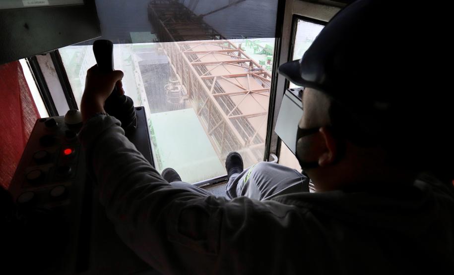 Mais um grande navio graneleiro atraca no Corredor de Exportação do Porto de Paranaguá para receber uma carga recorde de farelo de soja. O Pacific Myra, com 292 metros de comprimento (loa) e 45 metros de largura (boca), atracou no berço 214, no último final de semana, e segue carregando. A embarcação vai levar, para a Holanda, 108.577 mil toneladas do produto.