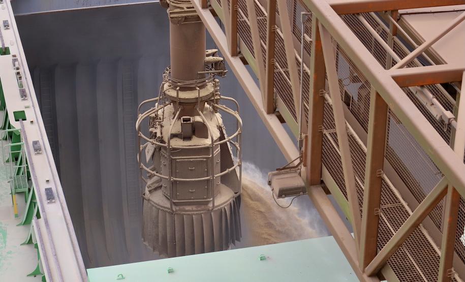 Mais um grande navio graneleiro atraca no Corredor de Exportação do Porto de Paranaguá para receber uma carga recorde de farelo de soja. O Pacific Myra, com 292 metros de comprimento (loa) e 45 metros de largura (boca), atracou no berço 214, no último final de semana, e segue carregando. A embarcação vai levar, para a Holanda, 108.577 mil toneladas do produto.