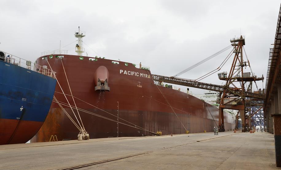 Mais um grande navio graneleiro atraca no Corredor de Exportação do Porto de Paranaguá para receber uma carga recorde de farelo de soja. O Pacific Myra, com 292 metros de comprimento (loa) e 45 metros de largura (boca), atracou no berço 214, no último final de semana, e segue carregando. A embarcação vai levar, para a Holanda, 108.577 mil toneladas do produto.