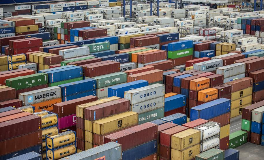 Foram 95.633 TEUs (unidades de contêineres de 20 pés) importados e exportados em março. O número representa um crescimento de 24% quando comparado ao mesmo mês de 2020. Recorde anterior havia sido registrado em novembro de 2020, com 94.406 TEUs.