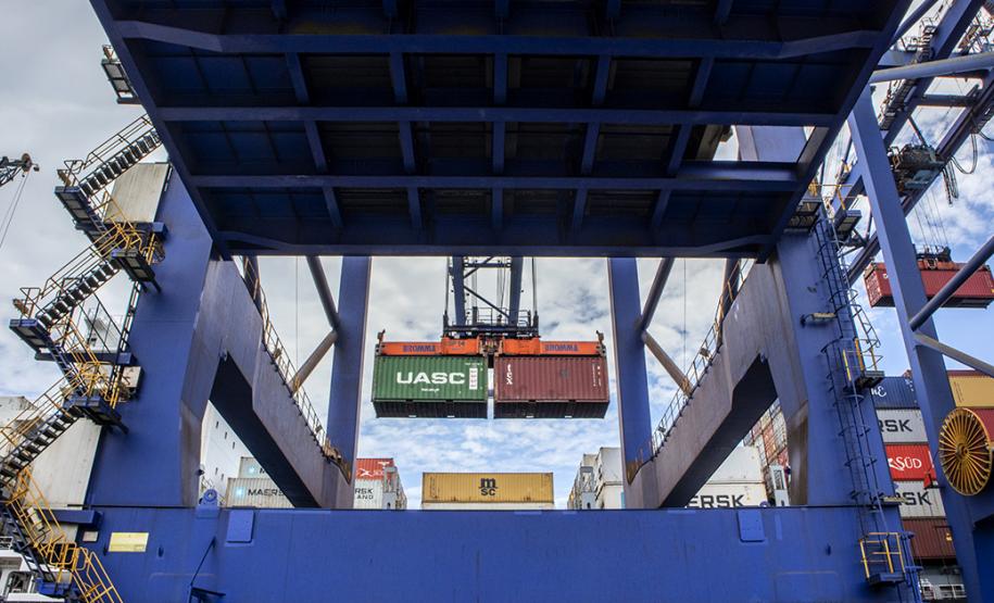 Foram 95.633 TEUs (unidades de contêineres de 20 pés) importados e exportados em março. O número representa um crescimento de 24% quando comparado ao mesmo mês de 2020. Recorde anterior havia sido registrado em novembro de 2020, com 94.406 TEUs.