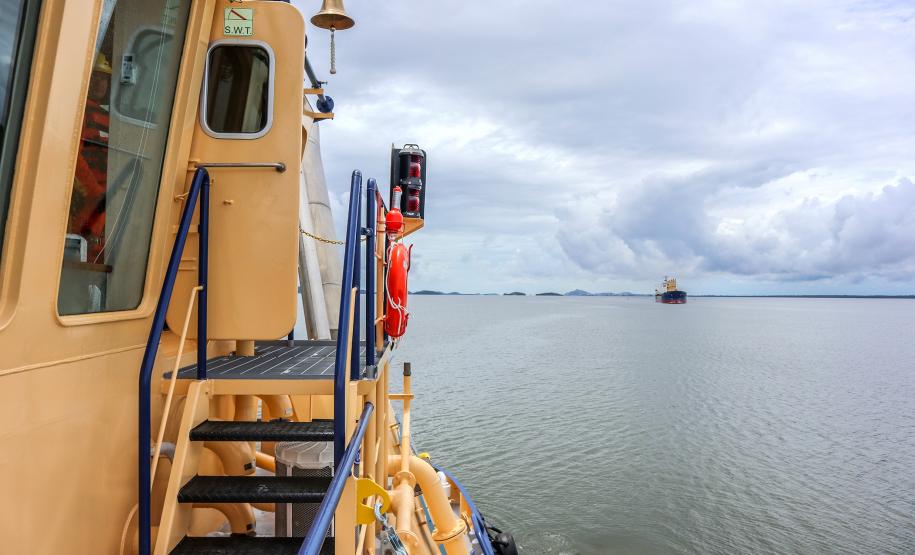 O Porto de Antonina está apto para receber navios com maior capacidade de carga. O calado operacional do canal de acesso ao terminal passa de 8 para 8,5 metros. Essa é a profundidade em que as embarcações podem ficar submersas na água, ao navegar para entrar ou sair do terminal.