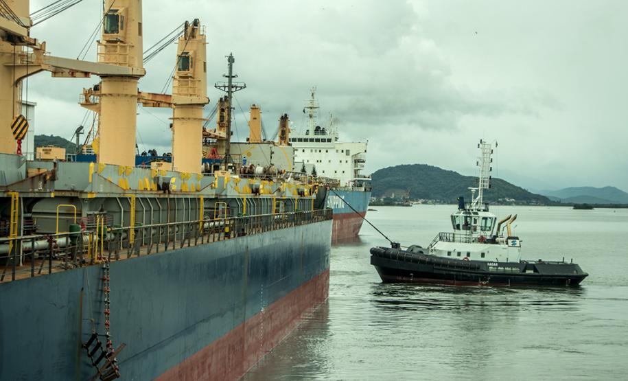 O Porto de Antonina está apto para receber navios com maior capacidade de carga. O calado operacional do canal de acesso ao terminal passa de 8 para 8,5 metros. Essa é a profundidade em que as embarcações podem ficar submersas na água, ao navegar para entrar ou sair do terminal.