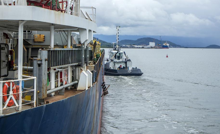 O Porto de Antonina está apto para receber navios com maior capacidade de carga. O calado operacional do canal de acesso ao terminal passa de 8 para 8,5 metros. Essa é a profundidade em que as embarcações podem ficar submersas na água, ao navegar para entrar ou sair do terminal.