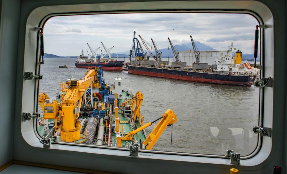 O Porto de Antonina está apto para receber navios com maior capacidade de carga. O calado operacional do canal de acesso ao terminal passa de 8 para 8,5 metros. Essa é a profundidade em que as embarcações podem ficar submersas na água, ao navegar para entrar ou sair do terminal.