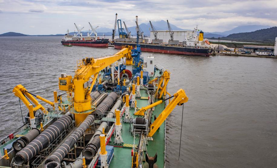 O Porto de Antonina está apto para receber navios com maior capacidade de carga. O calado operacional do canal de acesso ao terminal passa de 8 para 8,5 metros. Essa é a profundidade em que as embarcações podem ficar submersas na água, ao navegar para entrar ou sair do terminal.