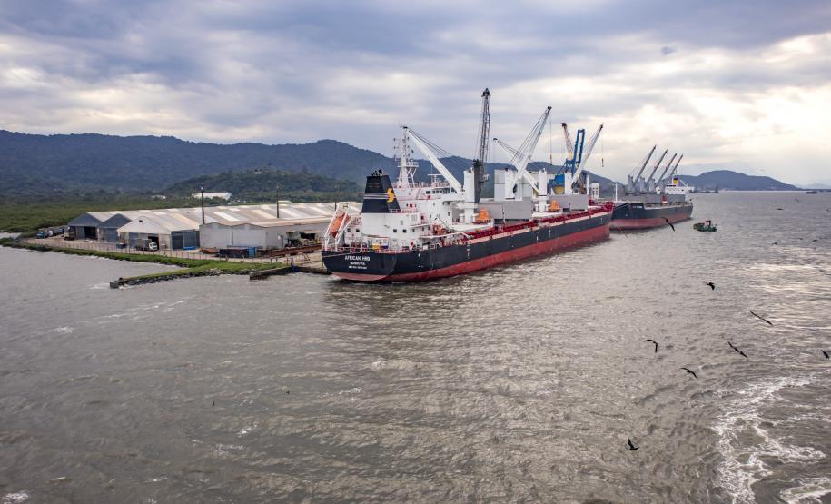 O Porto de Antonina está apto para receber navios com maior capacidade de carga. O calado operacional do canal de acesso ao terminal passa de 8 para 8,5 metros. Essa é a profundidade em que as embarcações podem ficar submersas na água, ao navegar para entrar ou sair do terminal.