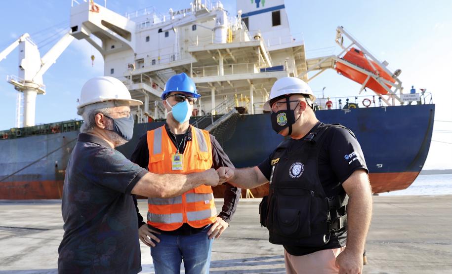 Neste dia 1º de maio, Dia do Trabalhador, a Portos do Paraná destaca a importância do trabalho portuário para a manutenção de diversas atividades econômicas no Estado, direta ou indiretamente. Para marcar a data, a empresa pública lembra do esforço dos trabalhadores dos portos de Paranaguá e Antonina em seguir atuando, durante a pandemia, para garantir a geração de emprego e renda em toda a cadeia logística.