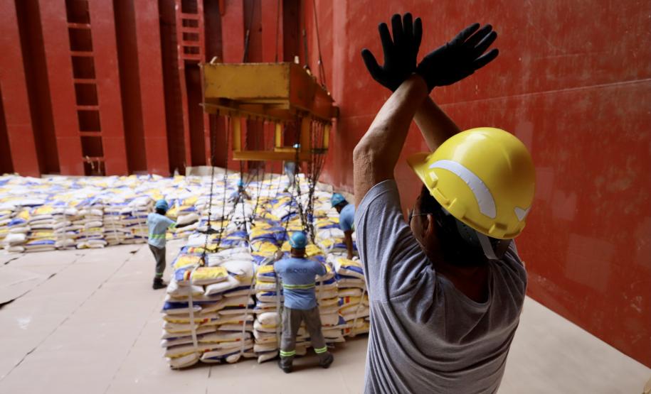 Neste dia 1º de maio, Dia do Trabalhador, a Portos do Paraná destaca a importância do trabalho portuário para a manutenção de diversas atividades econômicas no Estado, direta ou indiretamente. Para marcar a data, a empresa pública lembra do esforço dos trabalhadores dos portos de Paranaguá e Antonina em seguir atuando, durante a pandemia, para garantir a geração de emprego e renda em toda a cadeia logística.