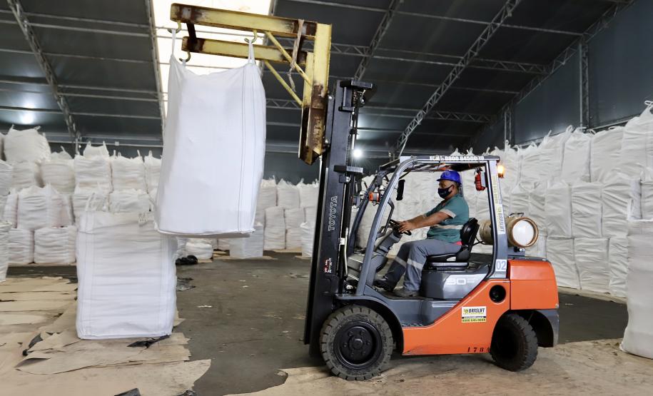 Neste dia 1º de maio, Dia do Trabalhador, a Portos do Paraná destaca a importância do trabalho portuário para a manutenção de diversas atividades econômicas no Estado, direta ou indiretamente. Para marcar a data, a empresa pública lembra do esforço dos trabalhadores dos portos de Paranaguá e Antonina em seguir atuando, durante a pandemia, para garantir a geração de emprego e renda em toda a cadeia logística.