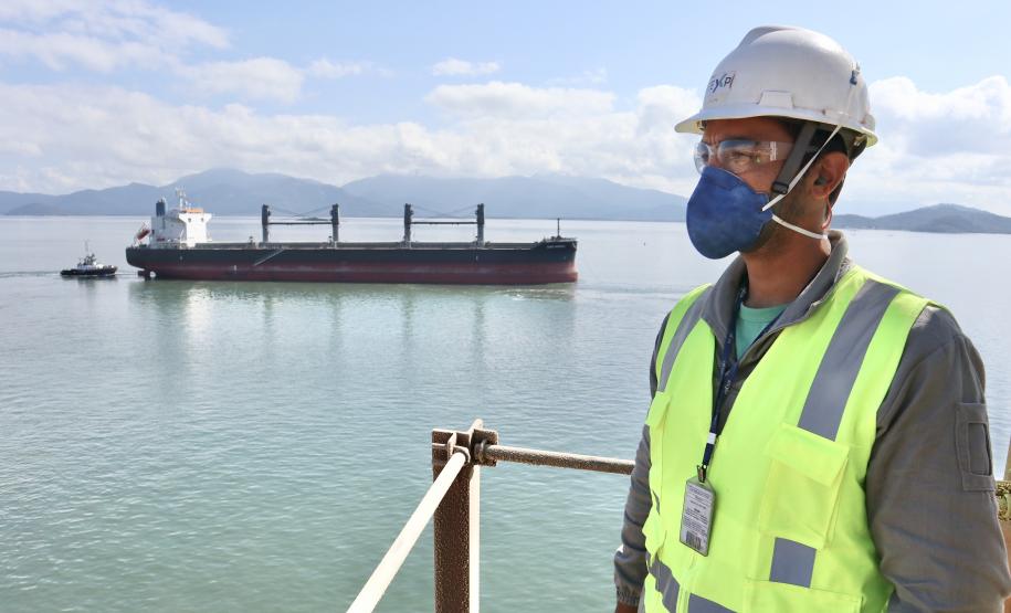 Neste dia 1º de maio, Dia do Trabalhador, a Portos do Paraná destaca a importância do trabalho portuário para a manutenção de diversas atividades econômicas no Estado, direta ou indiretamente. Para marcar a data, a empresa pública lembra do esforço dos trabalhadores dos portos de Paranaguá e Antonina em seguir atuando, durante a pandemia, para garantir a geração de emprego e renda em toda a cadeia logística.
