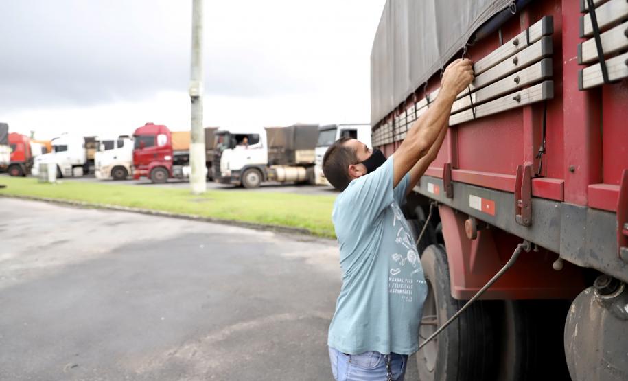 Neste dia 1º de maio, Dia do Trabalhador, a Portos do Paraná destaca a importância do trabalho portuário para a manutenção de diversas atividades econômicas no Estado, direta ou indiretamente. Para marcar a data, a empresa pública lembra do esforço dos trabalhadores dos portos de Paranaguá e Antonina em seguir atuando, durante a pandemia, para garantir a geração de emprego e renda em toda a cadeia logística.