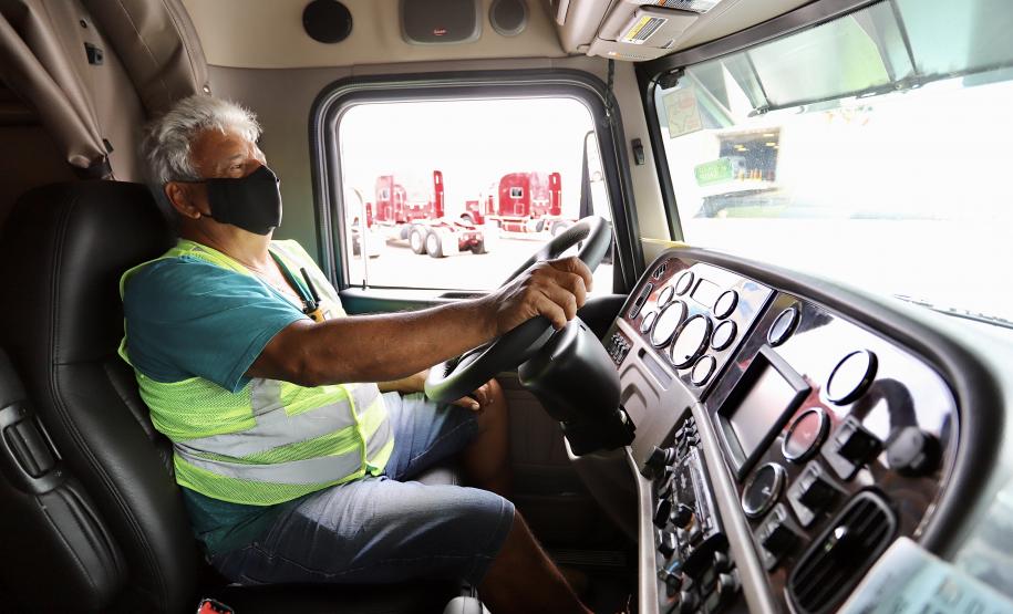 Neste dia 1º de maio, Dia do Trabalhador, a Portos do Paraná destaca a importância do trabalho portuário para a manutenção de diversas atividades econômicas no Estado, direta ou indiretamente. Para marcar a data, a empresa pública lembra do esforço dos trabalhadores dos portos de Paranaguá e Antonina em seguir atuando, durante a pandemia, para garantir a geração de emprego e renda em toda a cadeia logística.