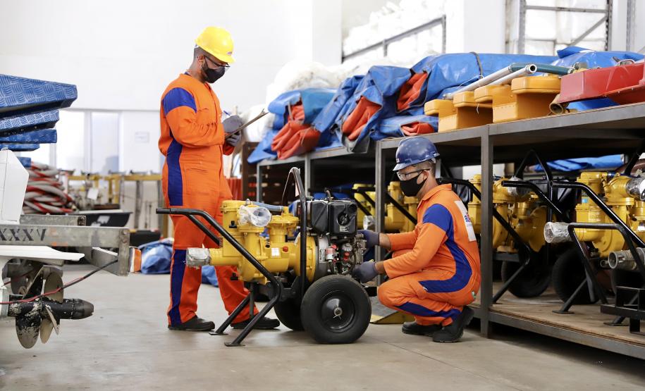 Neste dia 1º de maio, Dia do Trabalhador, a Portos do Paraná destaca a importância do trabalho portuário para a manutenção de diversas atividades econômicas no Estado, direta ou indiretamente. Para marcar a data, a empresa pública lembra do esforço dos trabalhadores dos portos de Paranaguá e Antonina em seguir atuando, durante a pandemia, para garantir a geração de emprego e renda em toda a cadeia logística.