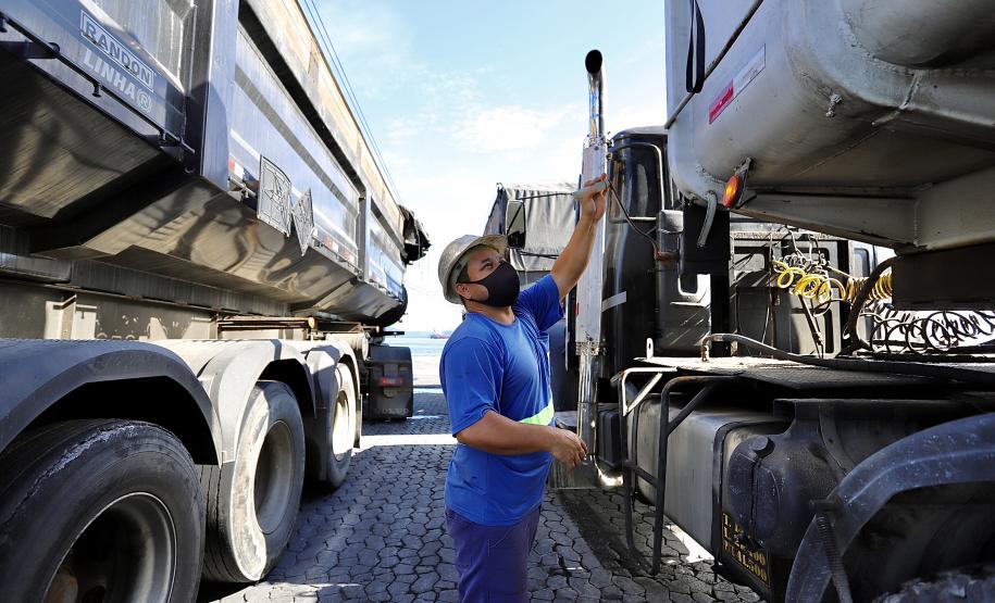 Neste dia 1º de maio, Dia do Trabalhador, a Portos do Paraná destaca a importância do trabalho portuário para a manutenção de diversas atividades econômicas no Estado, direta ou indiretamente. Para marcar a data, a empresa pública lembra do esforço dos trabalhadores dos portos de Paranaguá e Antonina em seguir atuando, durante a pandemia, para garantir a geração de emprego e renda em toda a cadeia logística.