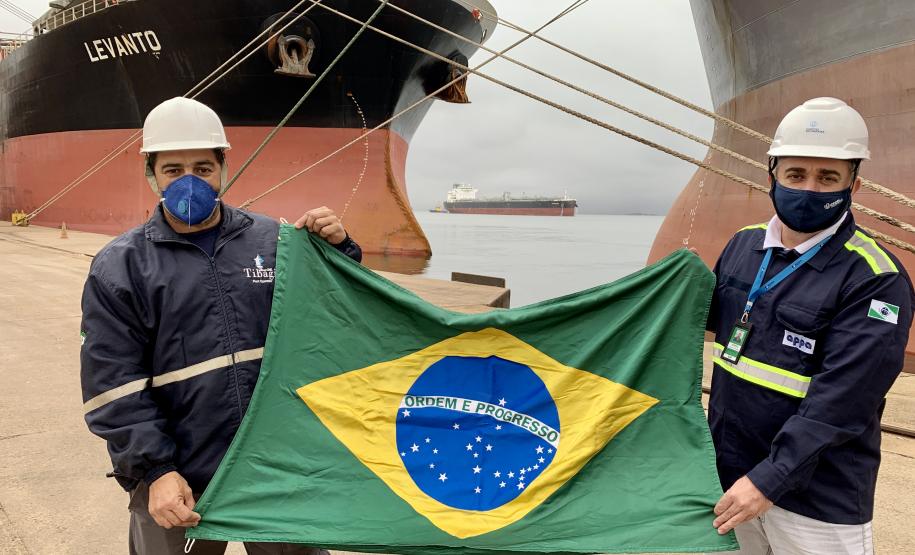 Neste dia 1º de maio, Dia do Trabalhador, a Portos do Paraná destaca a importância do trabalho portuário para a manutenção de diversas atividades econômicas no Estado, direta ou indiretamente. Para marcar a data, a empresa pública lembra do esforço dos trabalhadores dos portos de Paranaguá e Antonina em seguir atuando, durante a pandemia, para garantir a geração de emprego e renda em toda a cadeia logística.