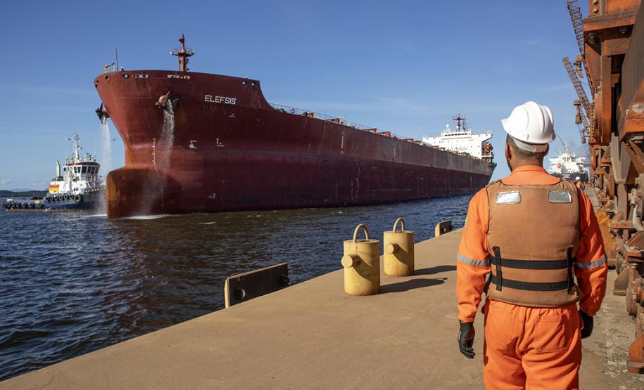 Neste dia 1º de maio, Dia do Trabalhador, a Portos do Paraná destaca a importância do trabalho portuário para a manutenção de diversas atividades econômicas no Estado, direta ou indiretamente. Para marcar a data, a empresa pública lembra do esforço dos trabalhadores dos portos de Paranaguá e Antonina em seguir atuando, durante a pandemia, para garantir a geração de emprego e renda em toda a cadeia logística.
