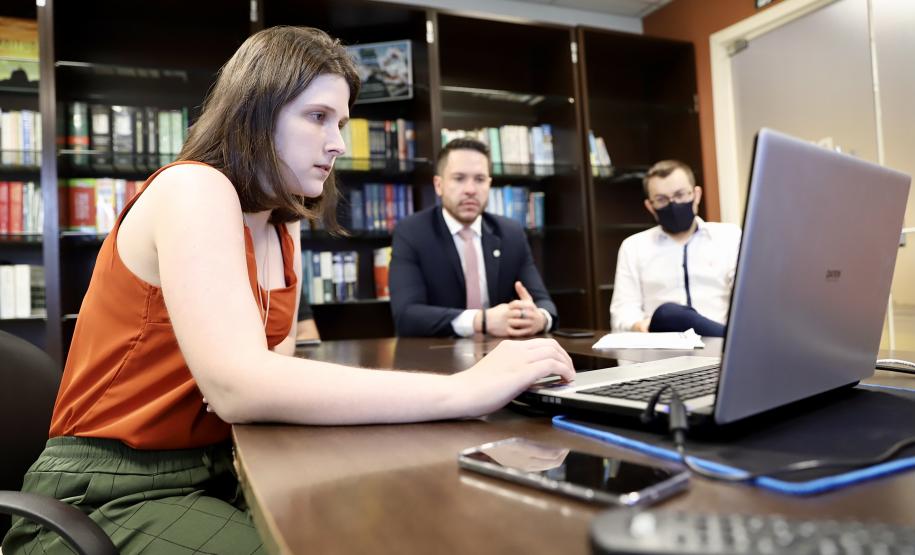 Neste dia 1º de maio, Dia do Trabalhador, a Portos do Paraná destaca a importância do trabalho portuário para a manutenção de diversas atividades econômicas no Estado, direta ou indiretamente. Para marcar a data, a empresa pública lembra do esforço dos trabalhadores dos portos de Paranaguá e Antonina em seguir atuando, durante a pandemia, para garantir a geração de emprego e renda em toda a cadeia logística.