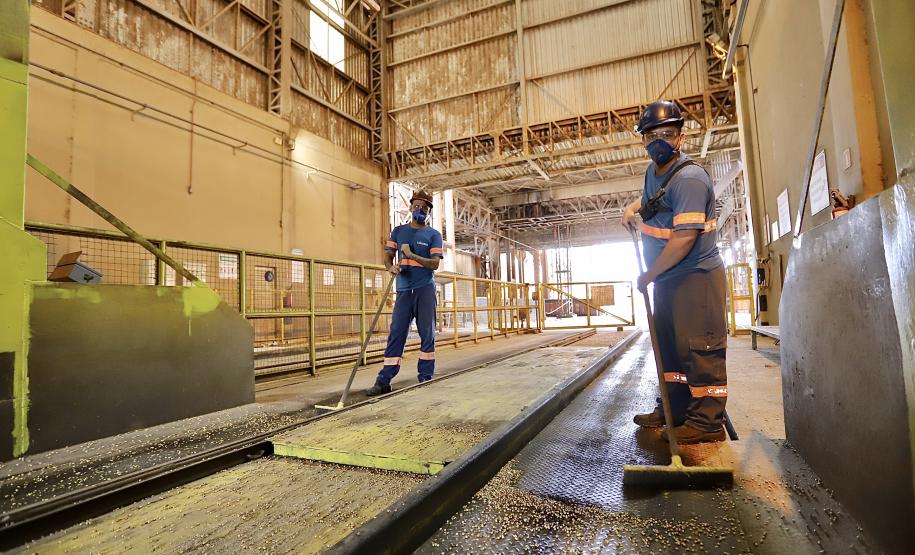 Neste dia 1º de maio, Dia do Trabalhador, a Portos do Paraná destaca a importância do trabalho portuário para a manutenção de diversas atividades econômicas no Estado, direta ou indiretamente. Para marcar a data, a empresa pública lembra do esforço dos trabalhadores dos portos de Paranaguá e Antonina em seguir atuando, durante a pandemia, para garantir a geração de emprego e renda em toda a cadeia logística.