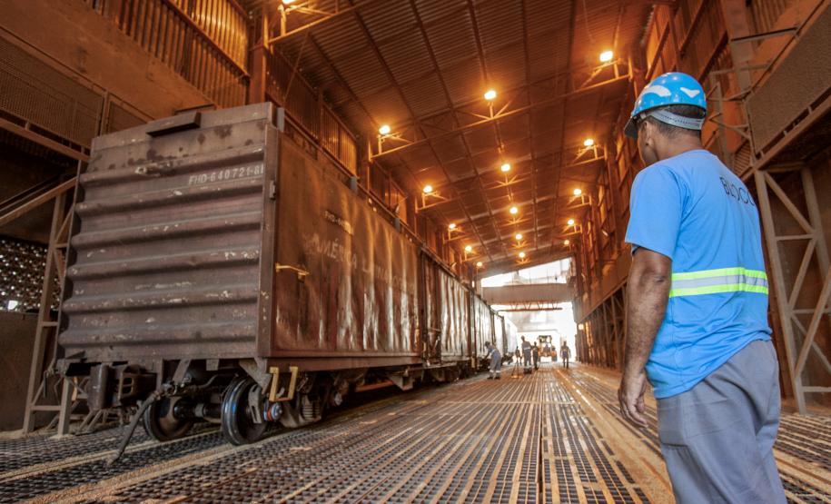 Neste dia 1º de maio, Dia do Trabalhador, a Portos do Paraná destaca a importância do trabalho portuário para a manutenção de diversas atividades econômicas no Estado, direta ou indiretamente. Para marcar a data, a empresa pública lembra do esforço dos trabalhadores dos portos de Paranaguá e Antonina em seguir atuando, durante a pandemia, para garantir a geração de emprego e renda em toda a cadeia logística.