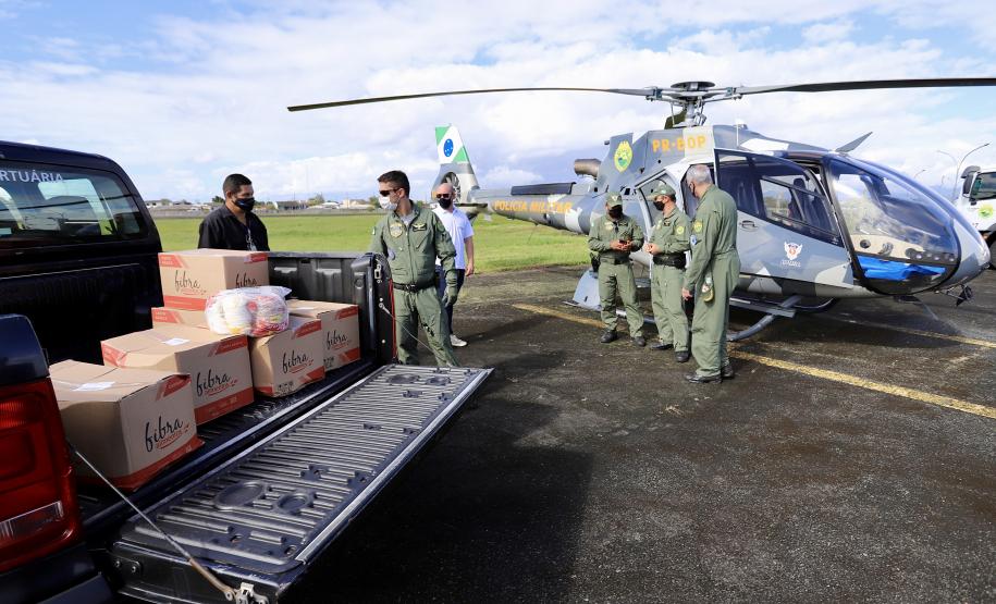 Ação conjunta da Portos do Paraná, Defesa Civil e batalhão aéreo da Polícia Militar entregou cestas básicas em comunidades extremamente isoladas.