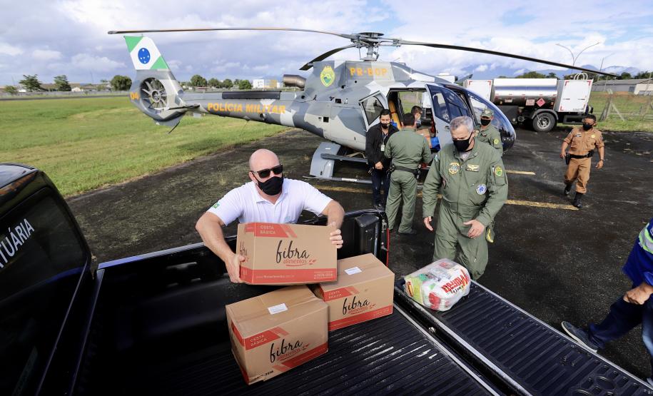 Ação conjunta da Portos do Paraná, Defesa Civil e batalhão aéreo da Polícia Militar entregou cestas básicas em comunidades extremamente isoladas.
