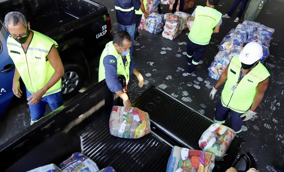 Ação conjunta da Portos do Paraná, Defesa Civil e batalhão aéreo da Polícia Militar entregou cestas básicas em comunidades extremamente isoladas.
