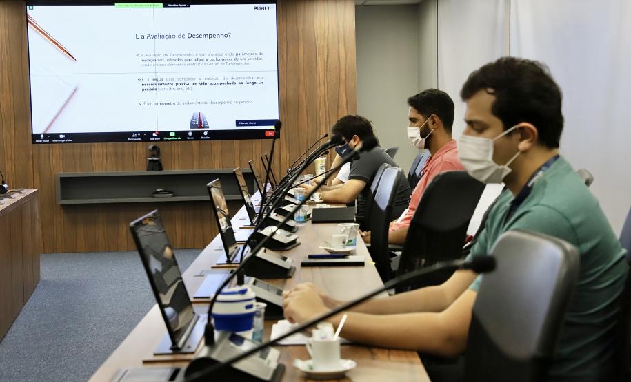 Os gerentes da Portos do Paraná participaram na tarde desta quarta-feira (5) da apresentação do processo de Gestão do Desempenho individual na empresa pública. A sistemática faz parte das atividades de melhorias previstas dentro do projeto Orgulho de Ser Portos do Paraná, para alinhamento e revisão dos modelos de gestão e governança.