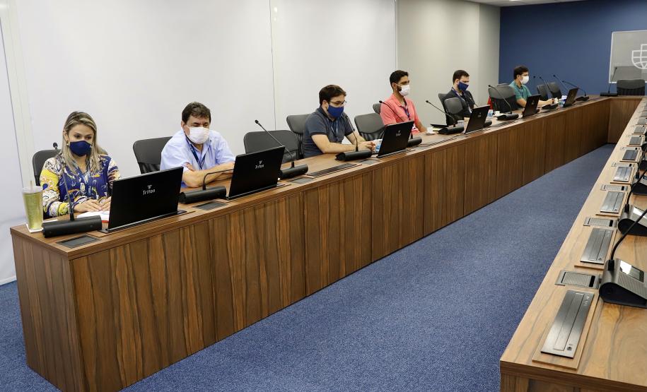 Os gerentes da Portos do Paraná participaram na tarde desta quarta-feira (5) da apresentação do processo de Gestão do Desempenho individual na empresa pública. A sistemática faz parte das atividades de melhorias previstas dentro do projeto Orgulho de Ser Portos do Paraná, para alinhamento e revisão dos modelos de gestão e governança.