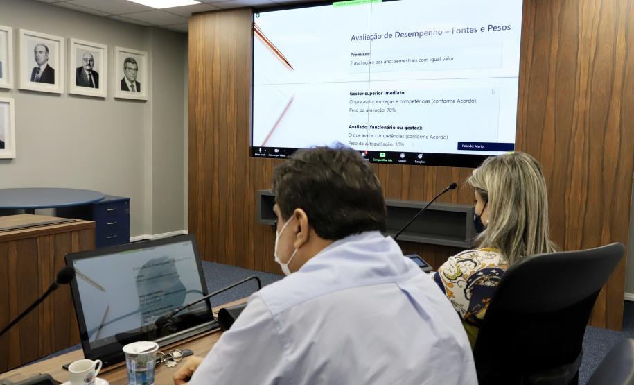 Os gerentes da Portos do Paraná participaram na tarde desta quarta-feira (5) da apresentação do processo de Gestão do Desempenho individual na empresa pública. A sistemática faz parte das atividades de melhorias previstas dentro do projeto Orgulho de Ser Portos do Paraná, para alinhamento e revisão dos modelos de gestão e governança.