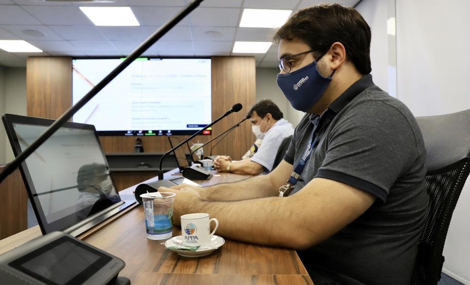 Os gerentes da Portos do Paraná participaram na tarde desta quarta-feira (5) da apresentação do processo de Gestão do Desempenho individual na empresa pública. A sistemática faz parte das atividades de melhorias previstas dentro do projeto Orgulho de Ser Portos do Paraná, para alinhamento e revisão dos modelos de gestão e governança.