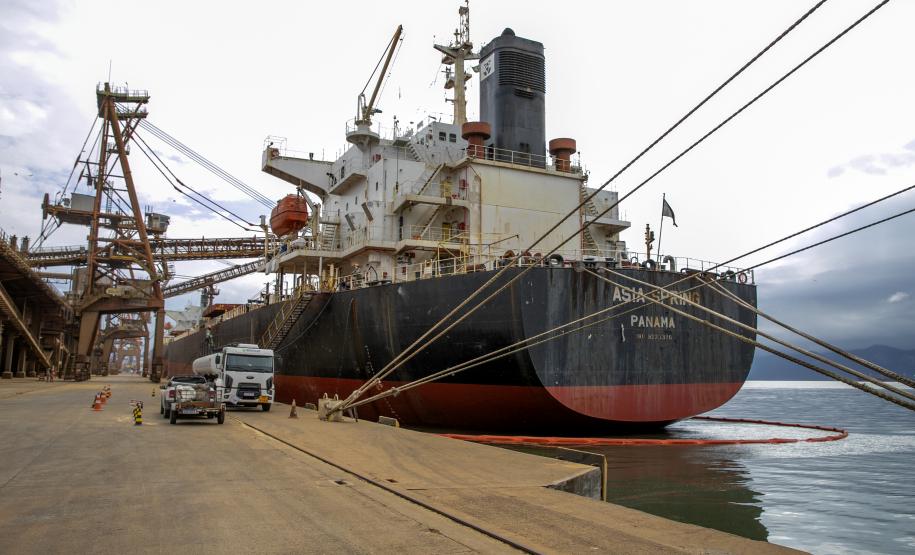Todo óleo usado dos navios, recolhido no Porto de Paranaguá, tem como destino a reciclagem. A coleta do resíduo oleoso das embarcações é um dos serviços de apoio essenciais para a atividade portuária.