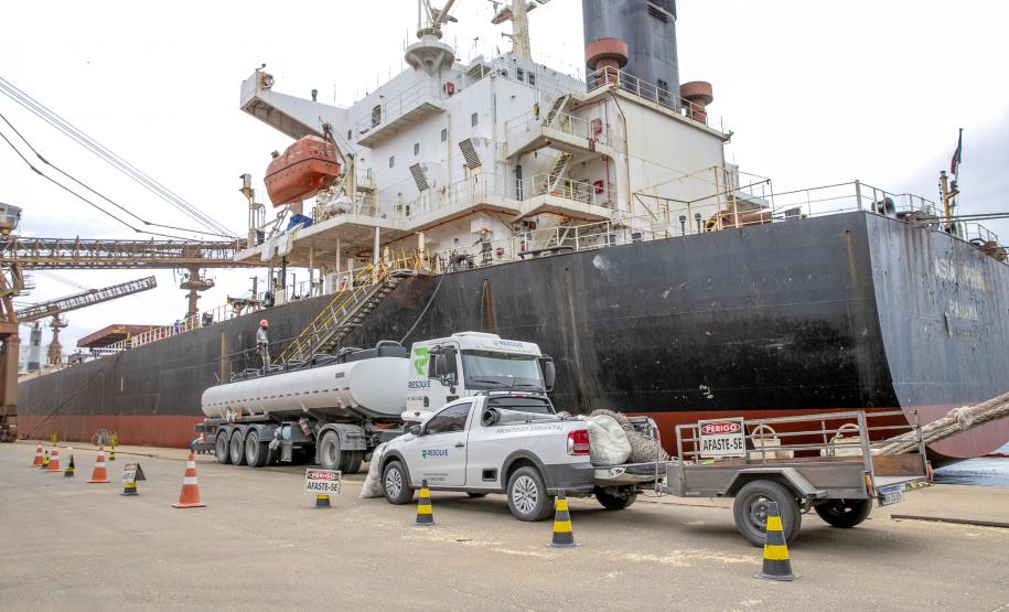 Todo óleo usado dos navios, recolhido no Porto de Paranaguá, tem como destino a reciclagem. A coleta do resíduo oleoso das embarcações é um dos serviços de apoio essenciais para a atividade portuária.