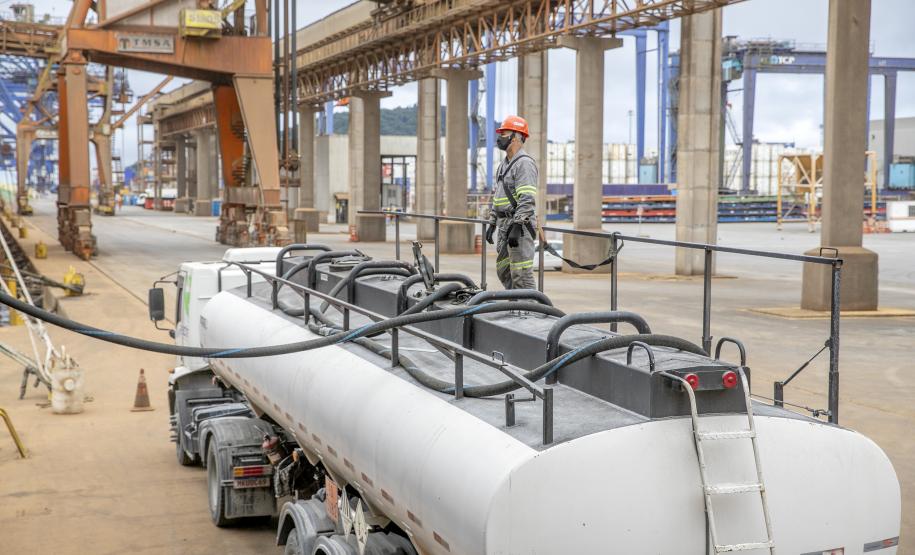 Todo óleo usado dos navios, recolhido no Porto de Paranaguá, tem como destino a reciclagem. A coleta do resíduo oleoso das embarcações é um dos serviços de apoio essenciais para a atividade portuária.