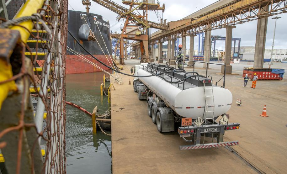 Todo óleo usado dos navios, recolhido no Porto de Paranaguá, tem como destino a reciclagem. A coleta do resíduo oleoso das embarcações é um dos serviços de apoio essenciais para a atividade portuária.