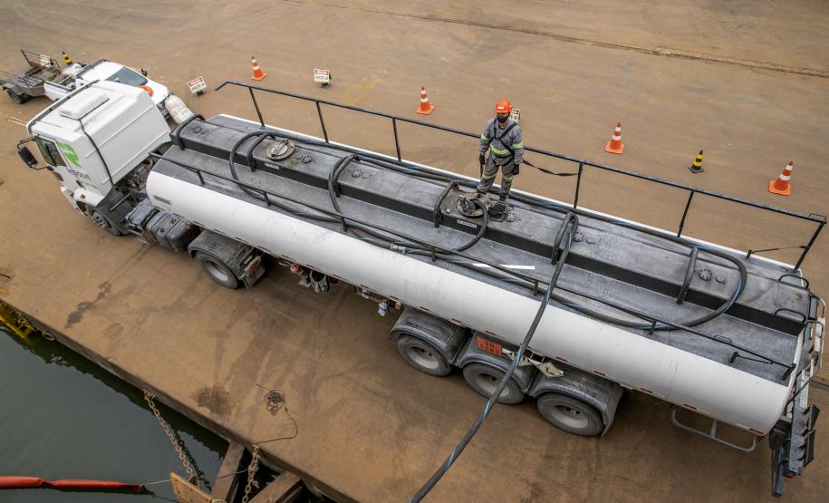 Todo óleo usado dos navios, recolhido no Porto de Paranaguá, tem como destino a reciclagem. A coleta do resíduo oleoso das embarcações é um dos serviços de apoio essenciais para a atividade portuária.