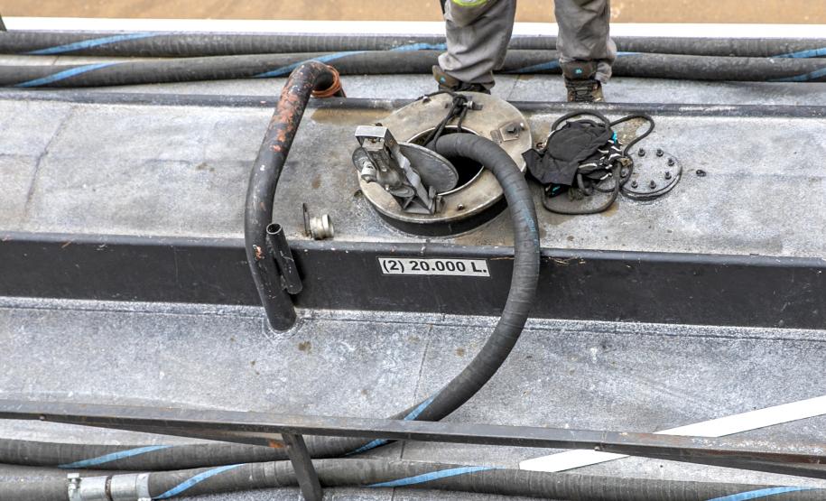 Todo óleo usado dos navios, recolhido no Porto de Paranaguá, tem como destino a reciclagem. A coleta do resíduo oleoso das embarcações é um dos serviços de apoio essenciais para a atividade portuária.