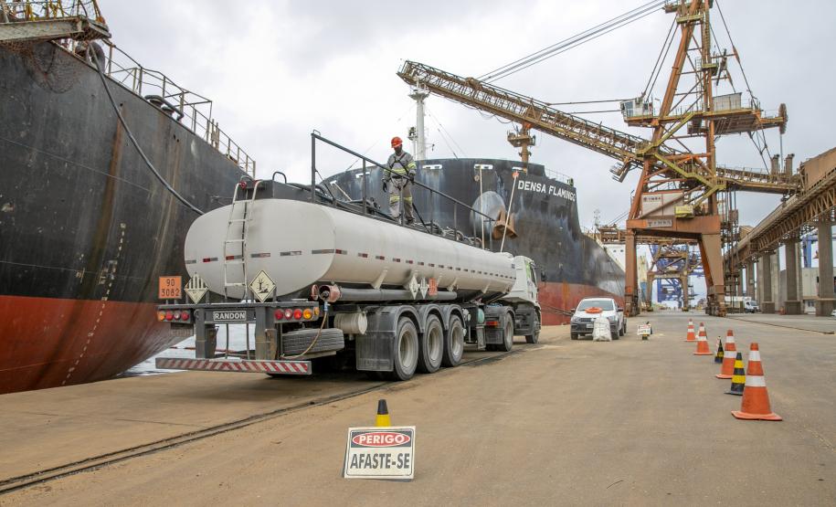 Todo óleo usado dos navios, recolhido no Porto de Paranaguá, tem como destino a reciclagem. A coleta do resíduo oleoso das embarcações é um dos serviços de apoio essenciais para a atividade portuária.