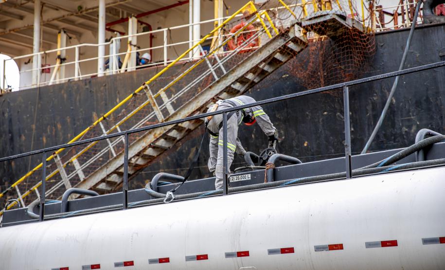 Todo óleo usado dos navios, recolhido no Porto de Paranaguá, tem como destino a reciclagem. A coleta do resíduo oleoso das embarcações é um dos serviços de apoio essenciais para a atividade portuária.
