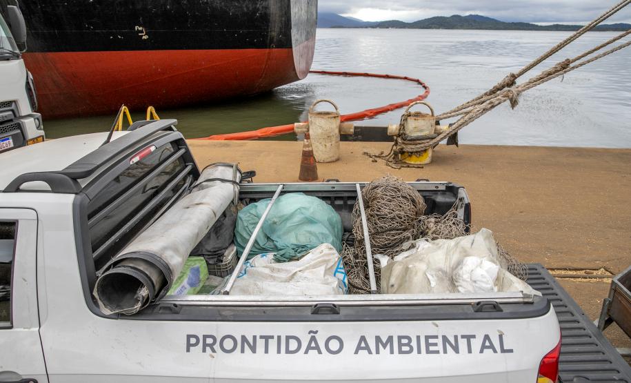 Todo óleo usado dos navios, recolhido no Porto de Paranaguá, tem como destino a reciclagem. A coleta do resíduo oleoso das embarcações é um dos serviços de apoio essenciais para a atividade portuária.