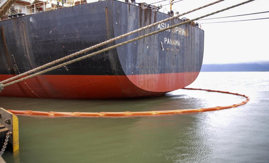 Todo óleo usado dos navios, recolhido no Porto de Paranaguá, tem como destino a reciclagem. A coleta do resíduo oleoso das embarcações é um dos serviços de apoio essenciais para a atividade portuária.