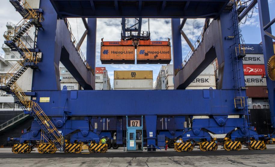 Com altas significativas na descarga de produtos dos segmentos de carga geral e granéis sólidos, os terminais de Paranaguá e Antonina movimentaram 18.262Com altas significativas na descarga de produtos dos segmentos de carga geral e granéis sólidos, os terminais de Paranaguá e Antonina movimentaram 18.262.189 toneladas, de janeiro a abril. .189 toneladas, de janeiro a abril.