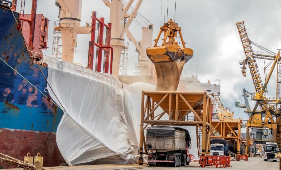 Com altas significativas na descarga de produtos dos segmentos de carga geral e granéis sólidos, os terminais de Paranaguá e Antonina movimentaram 18.262.189 toneladas, de janeiro a abril.