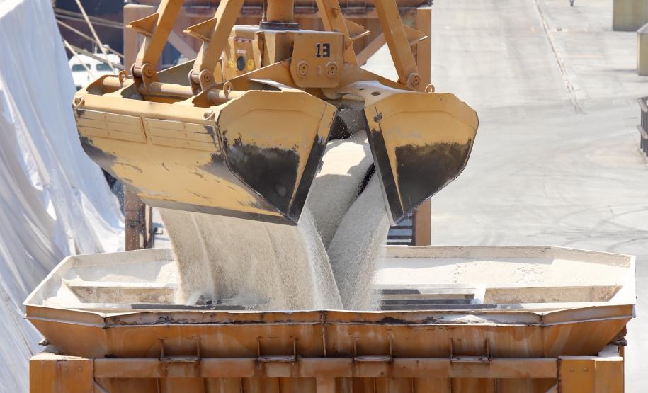 Produtividade na importação de adubo cresce 20% nos portos do Paraná