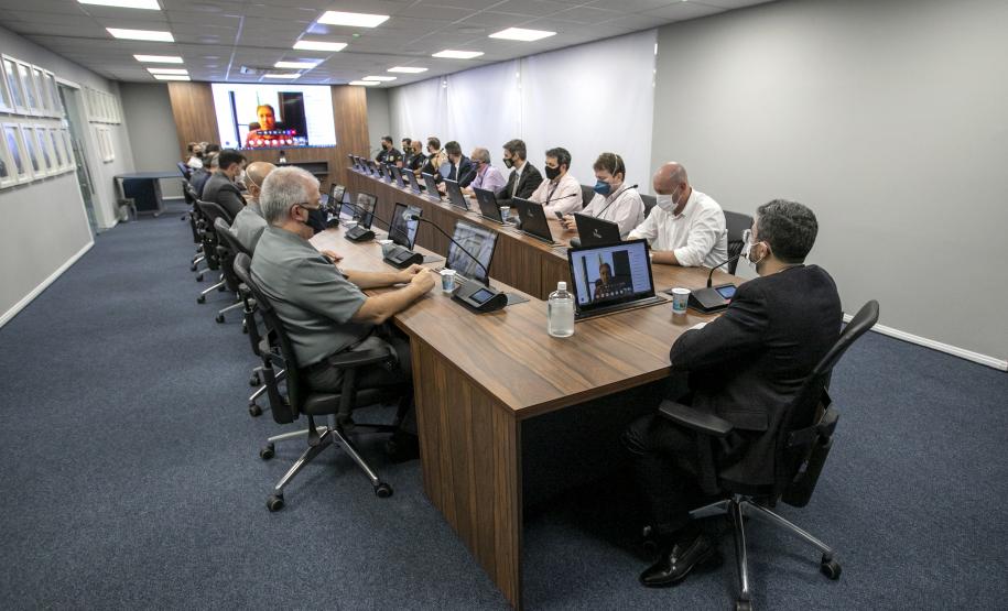 Oficiais da Marinha conhecem estrutura e logística dos portos do Paraná