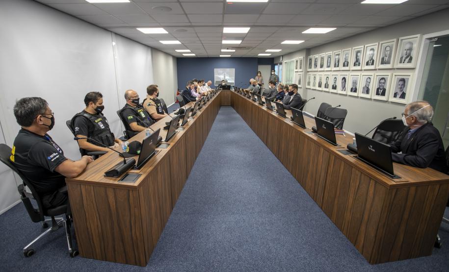 Oficiais da Marinha conhecem estrutura e logística dos portos do Paraná