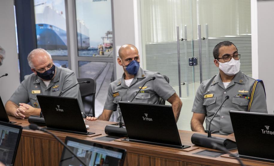 Oficiais da Marinha conhecem estrutura e logística dos portos do Paraná