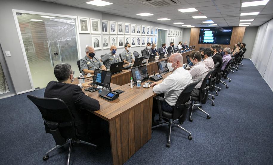 Oficiais da Marinha conhecem estrutura e logística dos portos do Paraná