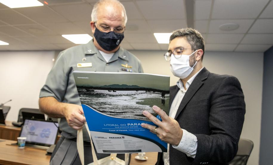 Oficiais da Marinha conhecem estrutura e logística dos portos do Paraná